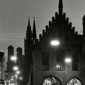 Puzzle - Nachtaufnahme des Alten Rathauses mit Blick vom Tal Richtung MArienplatz in den 1950er Jahren.