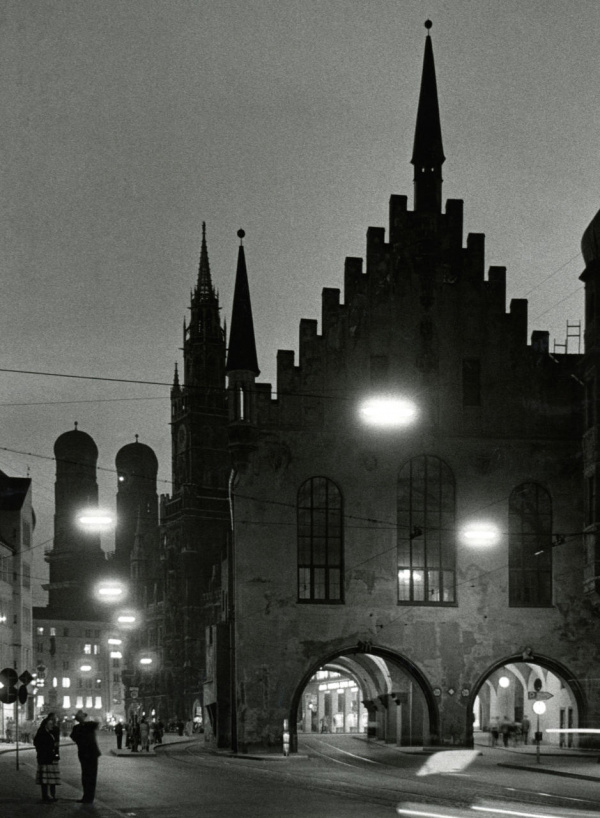 Puzzle - Nachtaufnahme des Alten Rathauses mit Blick vom Tal Richtung MArienplatz in den 1950er Jahren.