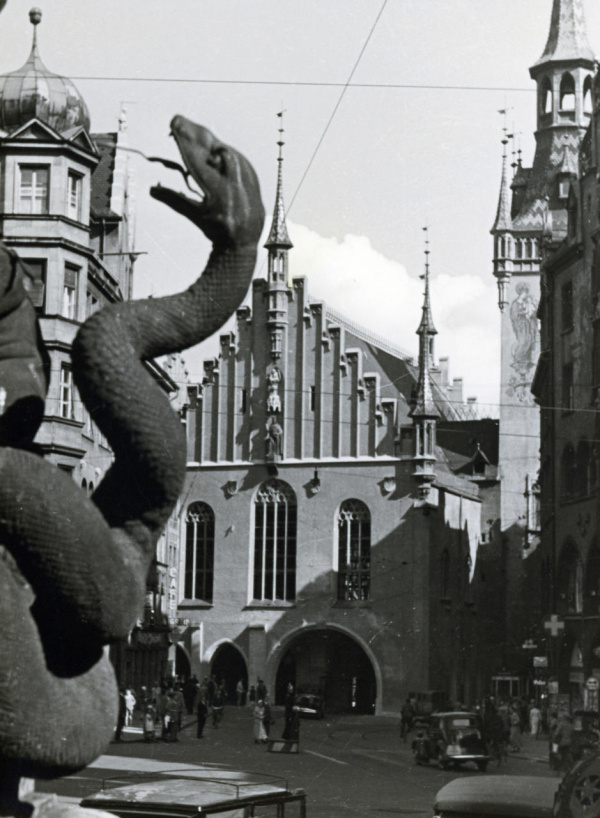 Puzzle - Die Schlange an der Mariensäule, im Hintergrund das Alte Rathaus