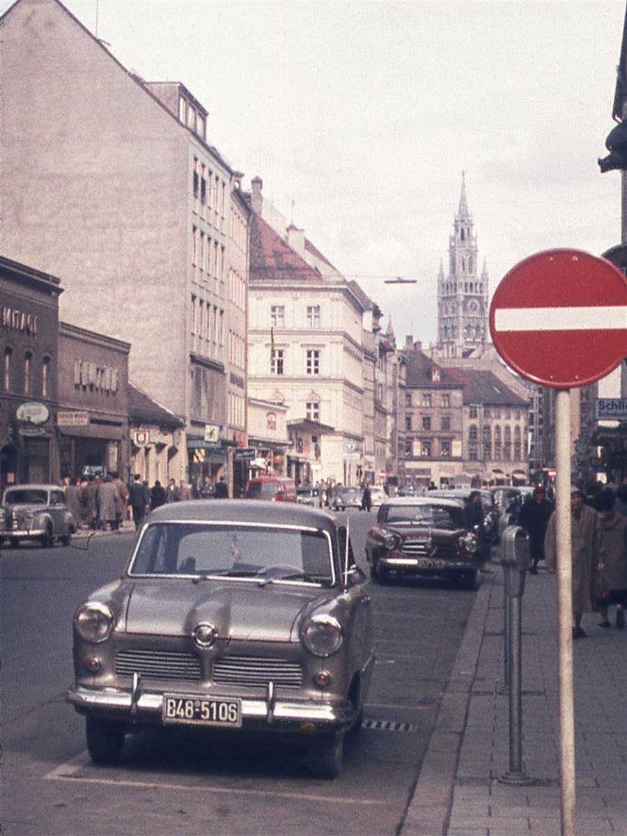 April - Ein Ford 12 oder 15 M und ein Borgward Isabella parken ungefähr auf Höhe der Hausnummer 23 in der Sendlinger Straße.