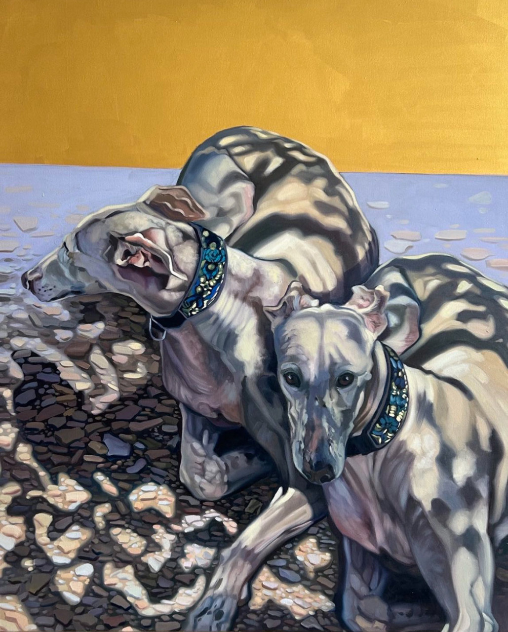 Bild von Portraitbild Hanne Kroll mit 2 Windhunden