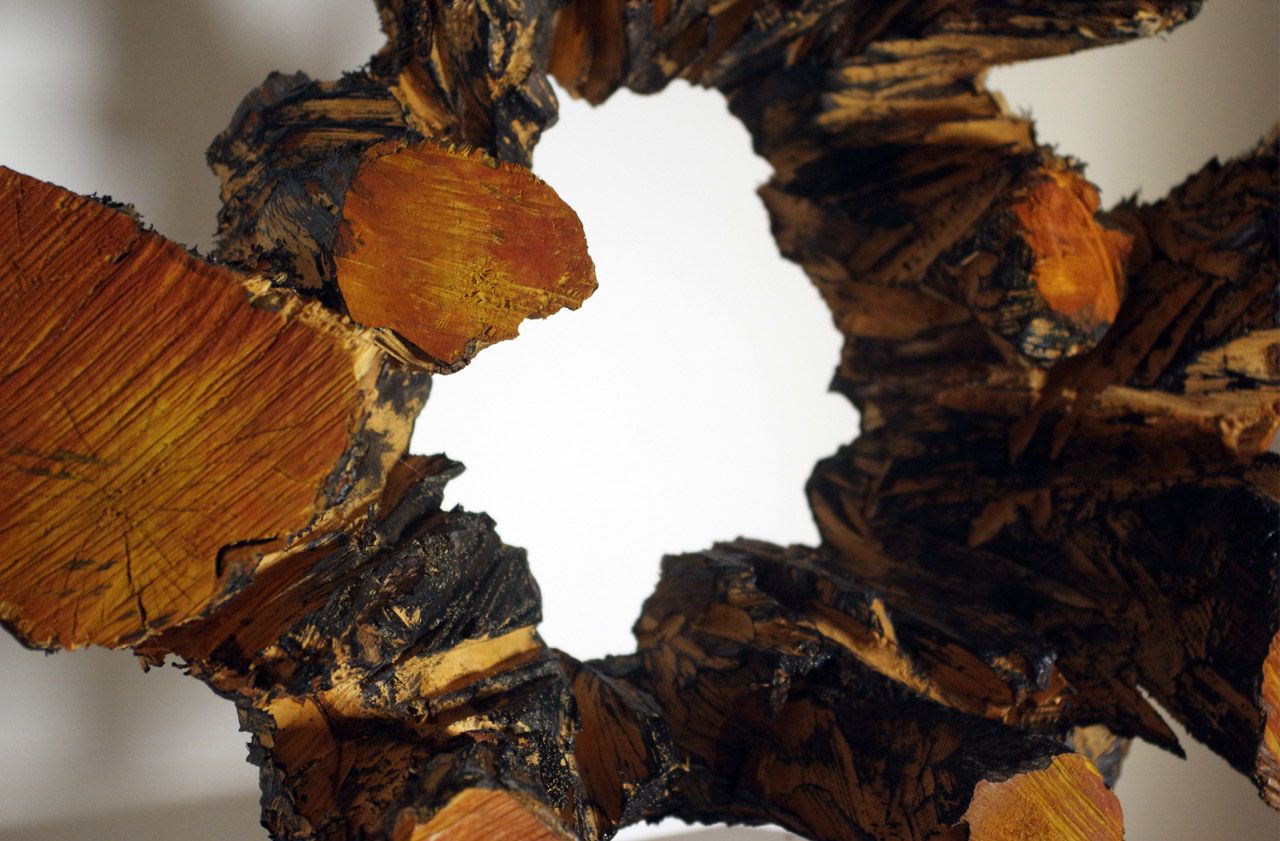 Detail der Holzskulptur Korona von Elsa Nietmann