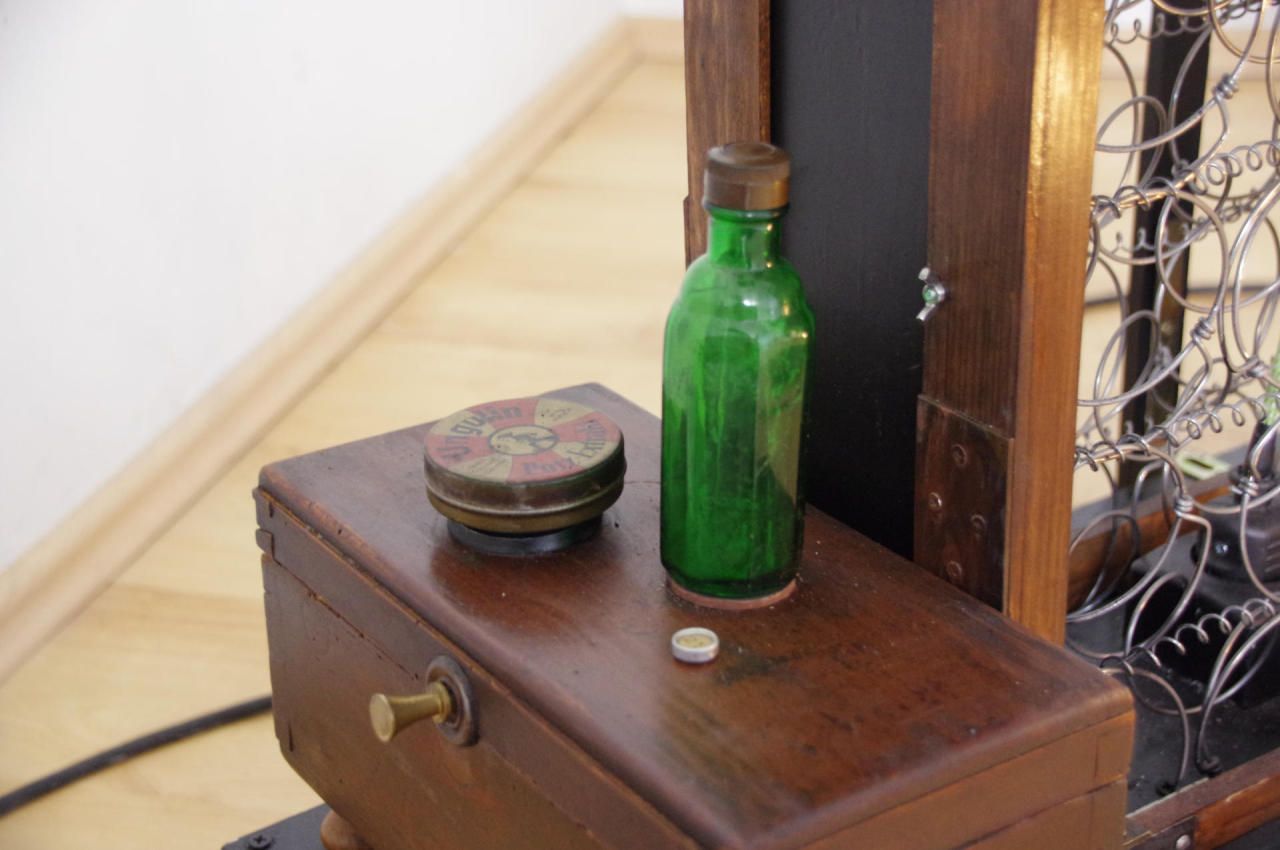 Detail (Flasche und Holzkästchen) Familienaufdrehung nach C.A. Cobdak - ein psychogrammisches Archiv