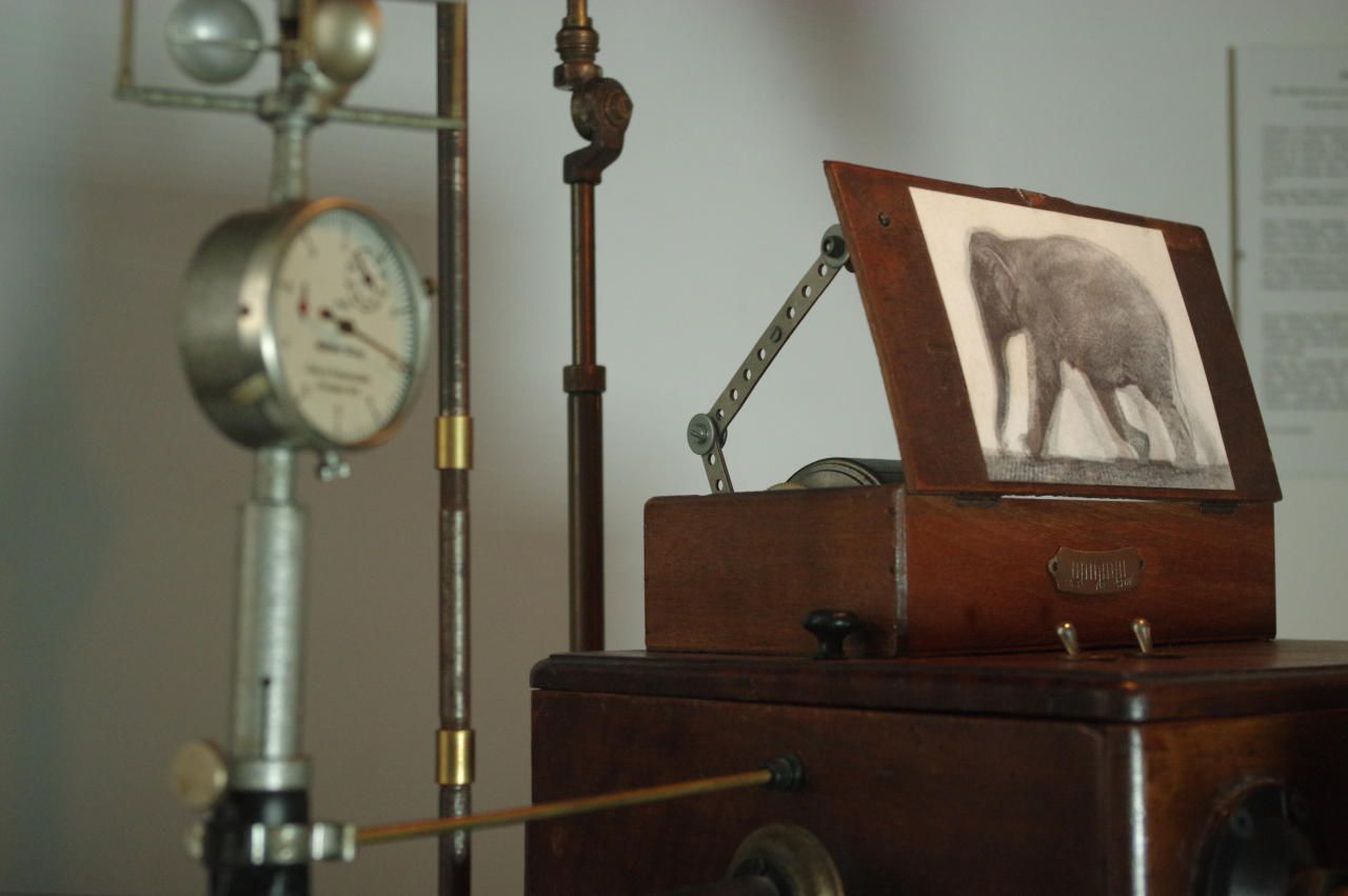 Windmesser und Elefantenbild an der Maschine Running Edward von C. A. cobdak