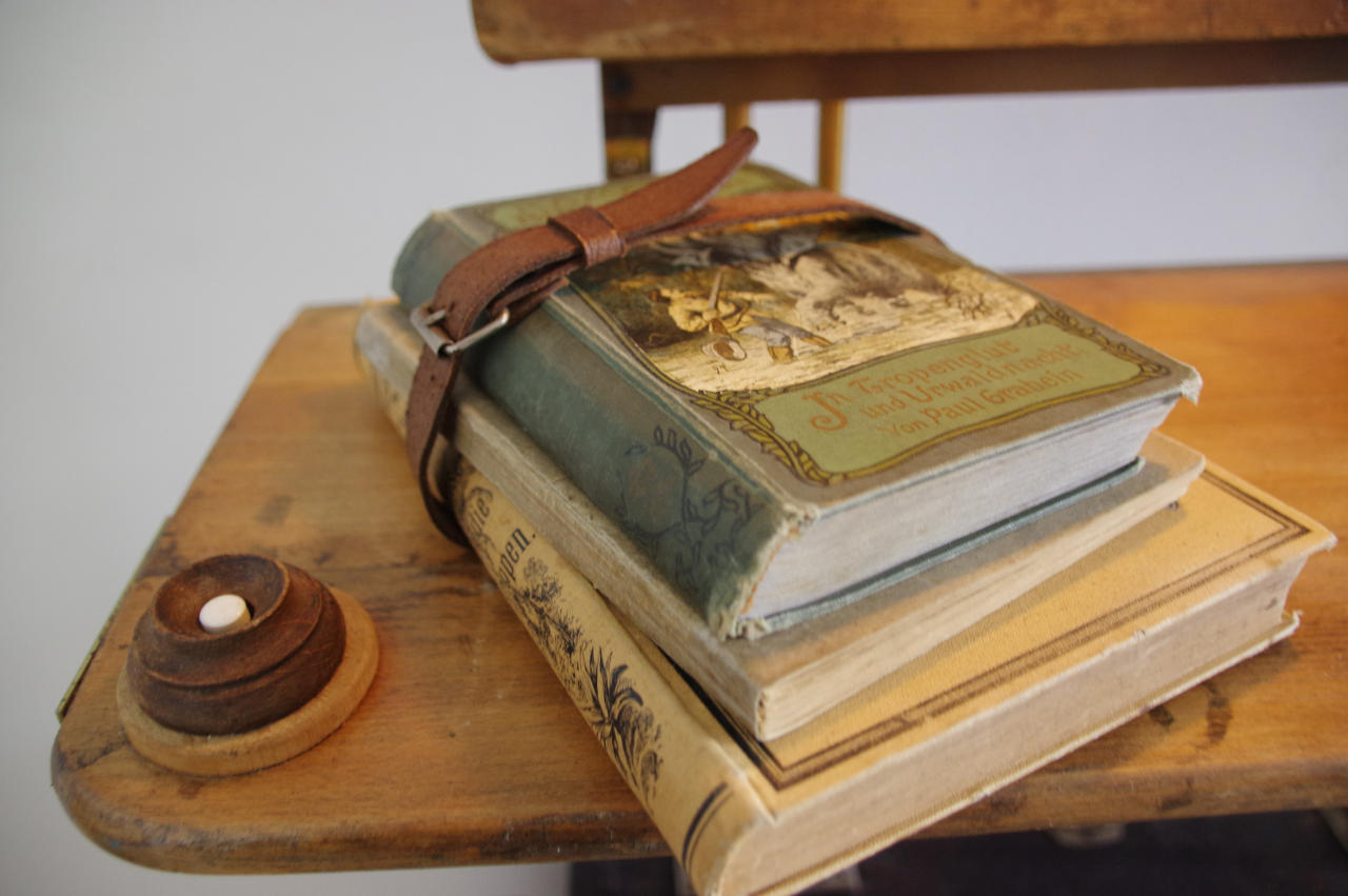 Bücher an der Maschine Terra Incognita Isolata - Home Travelling Machine, von C.A. Cobdak