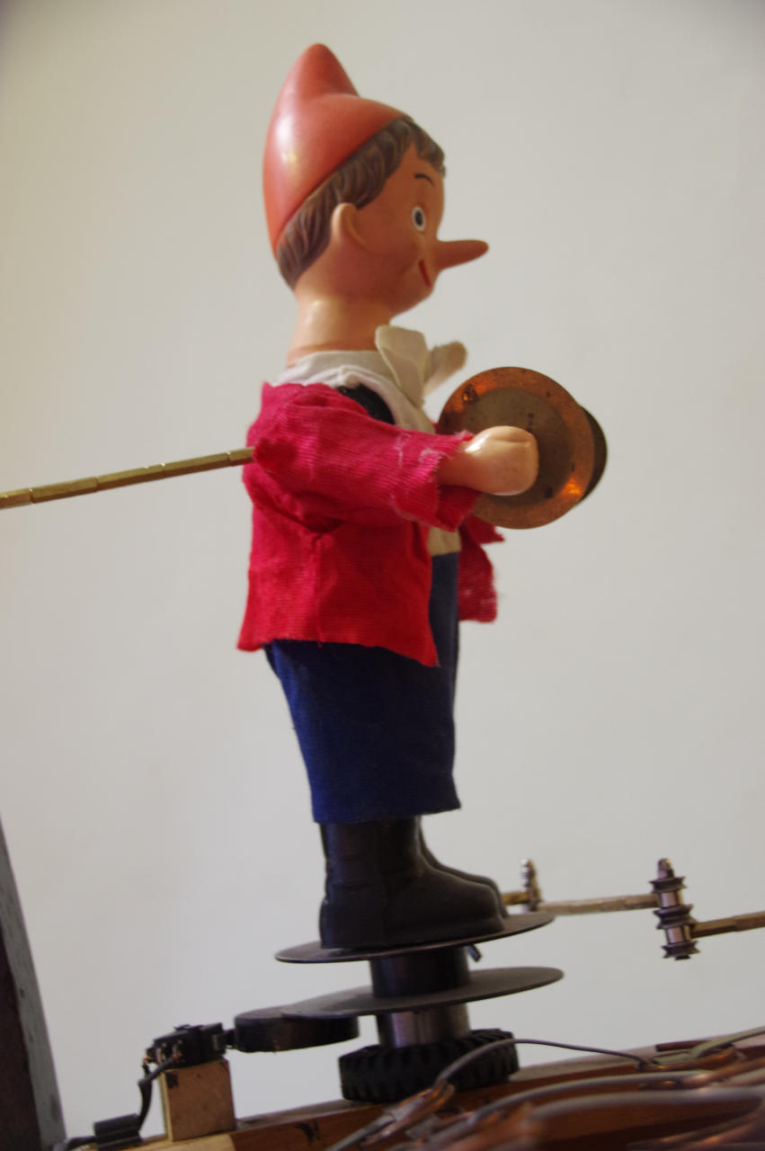 Pinocchio an der Maschine PhiloDramaticus - Eine pinocchiotische Maschine, von Charly-Ann Cobdak
