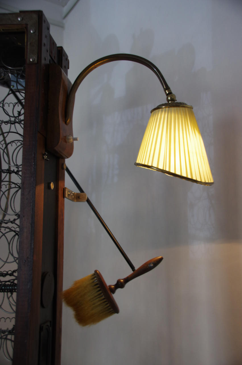Lampe und Pinsel an der Maschine Familienaufdrehung nach C.A. Cobdak