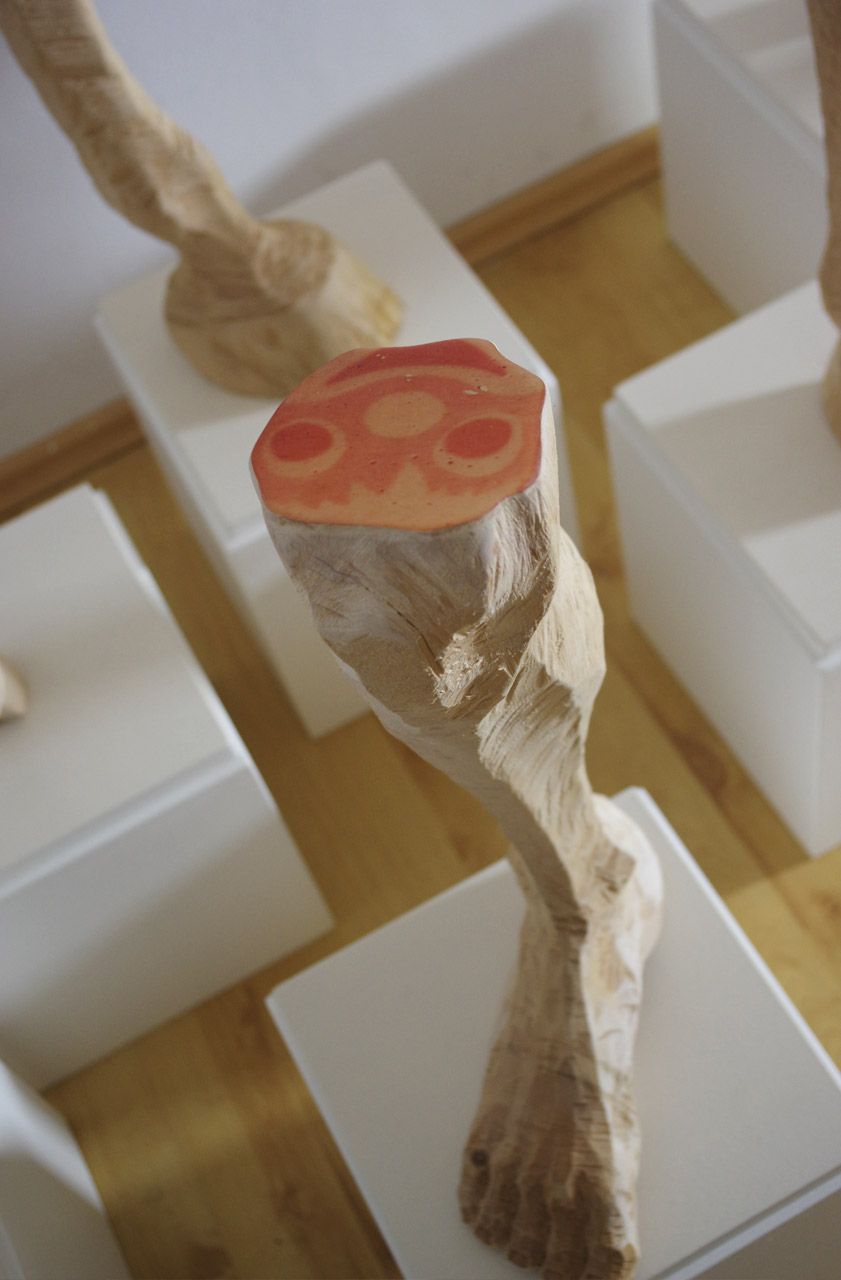 Holzskulptur aus der Reihe Prêt-a-manger von Nadine Elda Rosani
