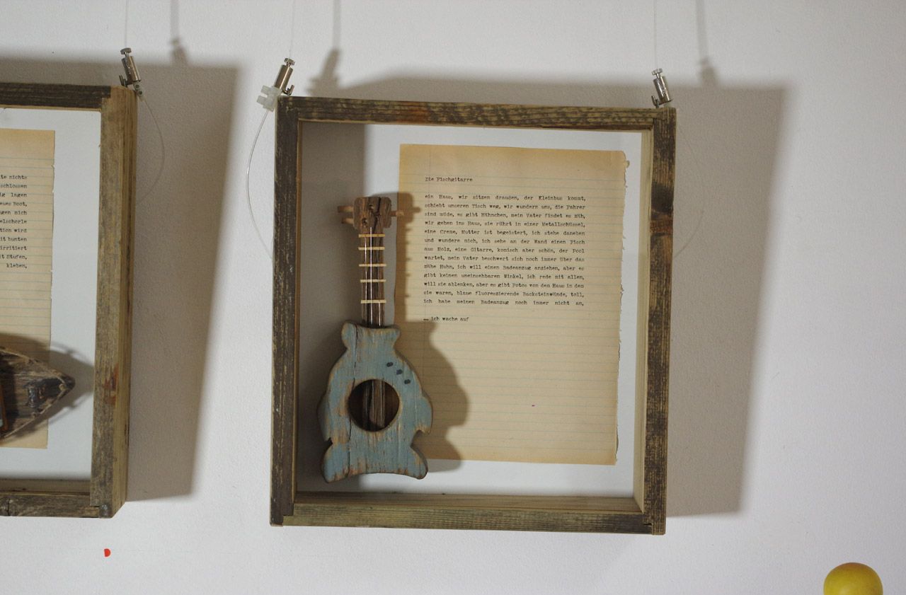 Holzskulptur mit Gitarre aus der Reihe Träume von Nadine Elda Rosani