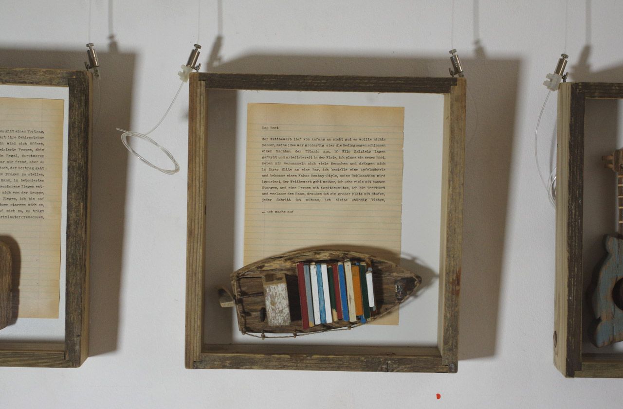 Holzskulptur mit Boot aus der Reihe Träume von Nadine Elda Rosani