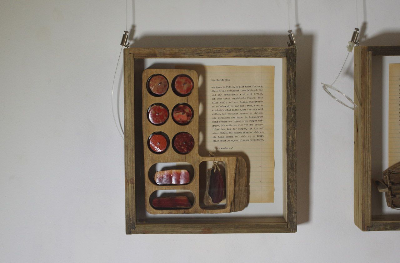 Holzskulptur mti Wurst und Schinken aus der Reihe Träume von Nadine Elda Rosani