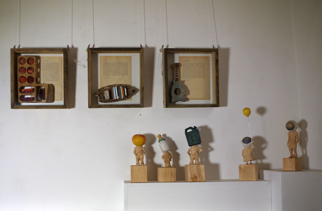 Ausstellungsimpression mit Wekren von Nadine Elda Rosani aus der Reihe Träume, Nerd Heads und Terranauten