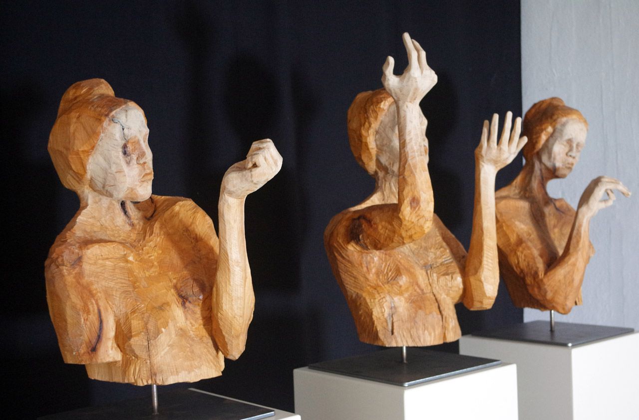Holzskulpturen aus der Reihe 3 Zustände der Glückseligkeit (Frauenbüsten) von Nadine Elda Rosani