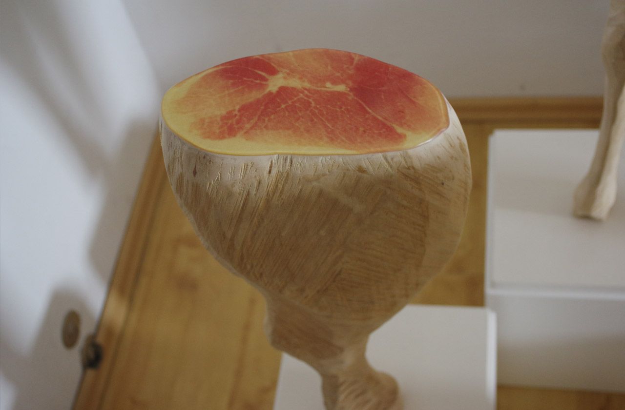 Holzskulptur aus der Reihe Prêt-a-manger von Nadine Elda Rosani