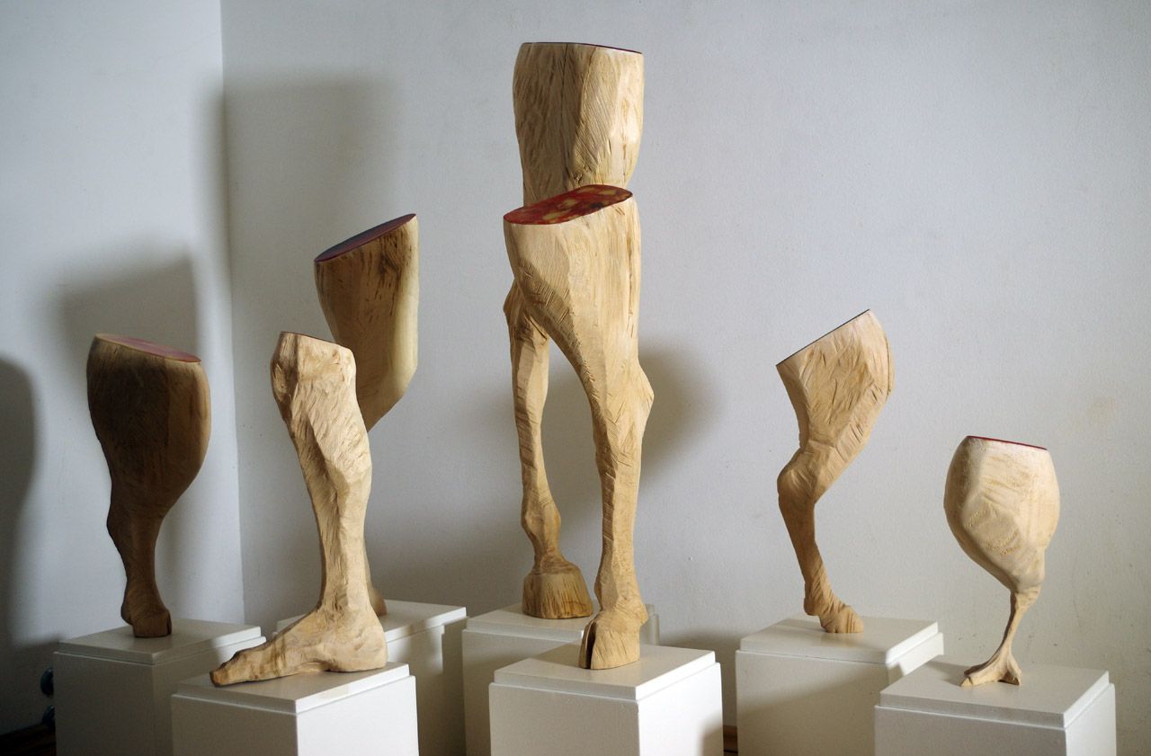 Siben Holzskulpturen (Tierfüße) aus der Reihe Prêt-a-manger von Nadine Elda Rosani