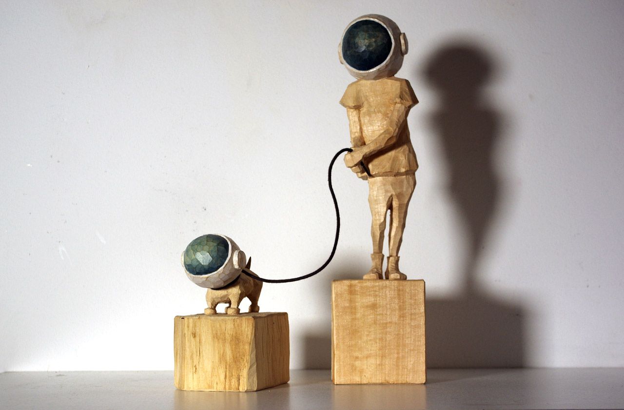 Holzskulptur aus der Reihe Terranauten (Spaziergänger mit Hund) von Nadine Elda Rosani