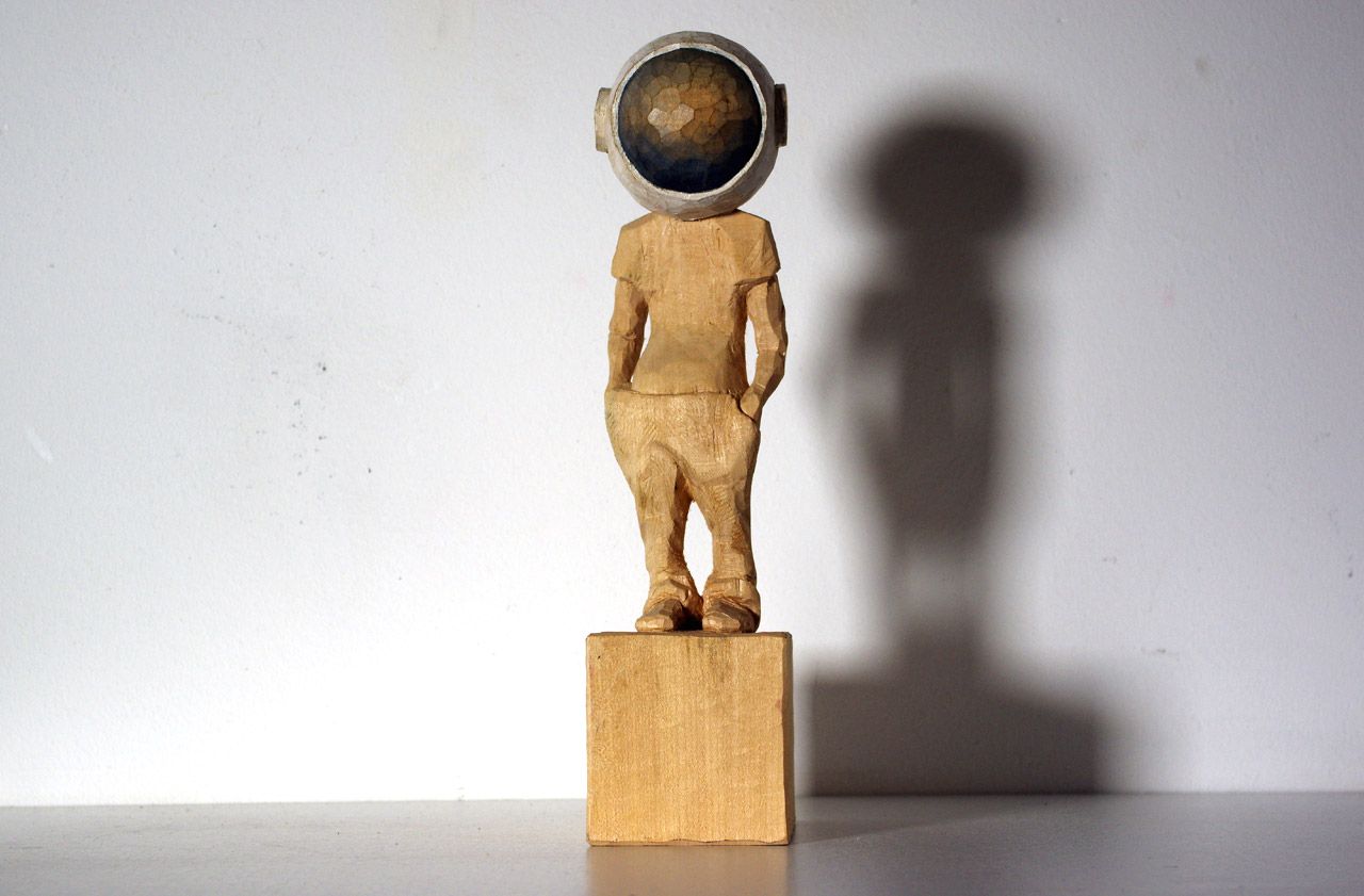 Holzskulptur aus der Reihe Terranauten von Nadine Elda Rosani