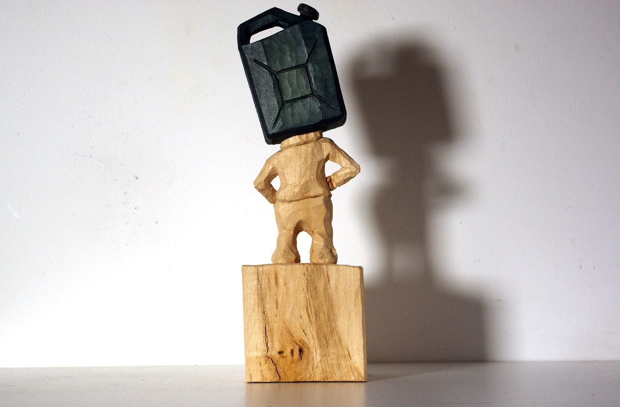 Holzskulptur aus der Reihe Neard Heads (mit Benzinkanister) von Nadine Elda Rosani