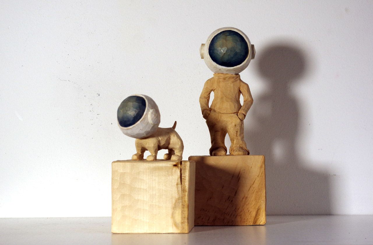 Holzskulptur aus der Reihe Terranauten (Hund und Mann) von Nadine Elda Rosani