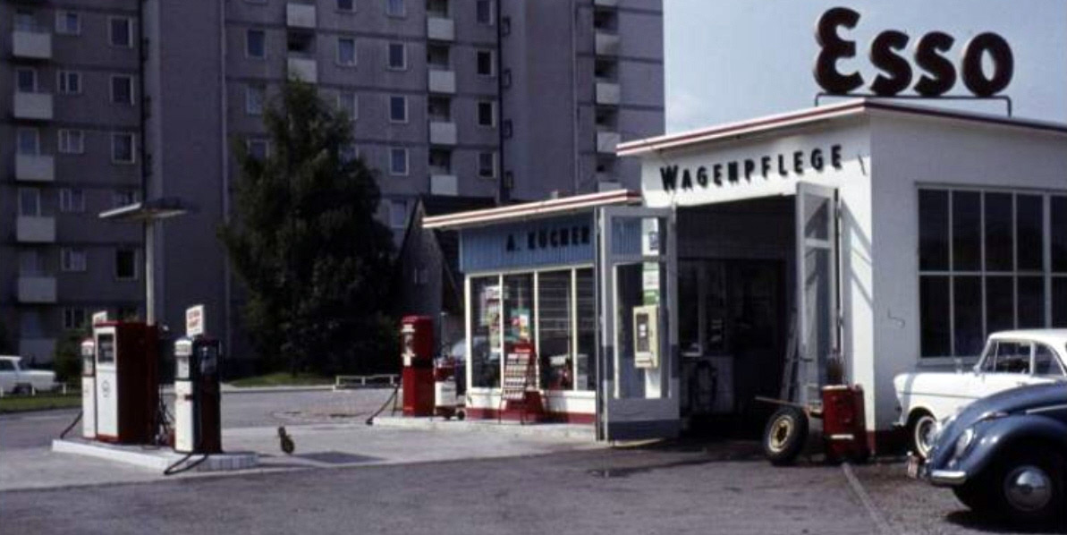 Essotankstelle in den 60er Jahren in München. Fotografiert von H. Wendling
