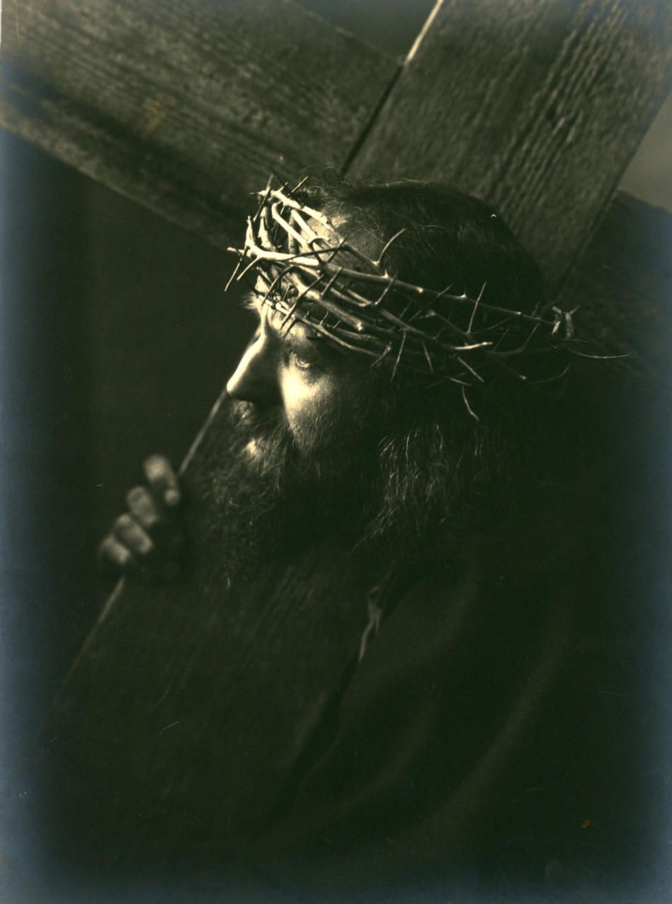 Jesus (Anton Lang) mit Kreuz