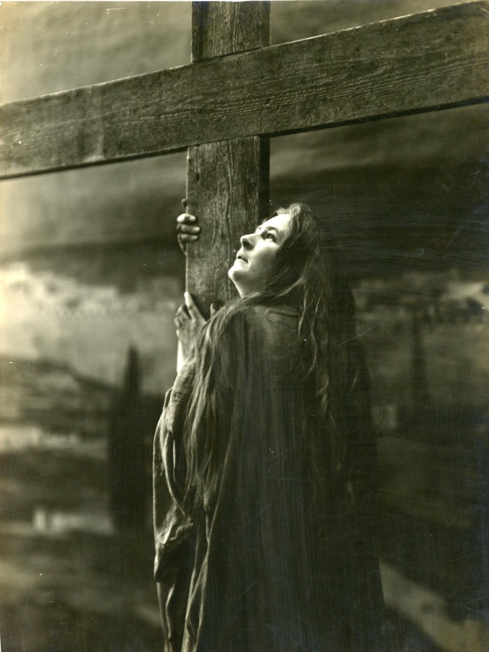 Magdalena vor Kreuz. Fotografie von H. Traut.