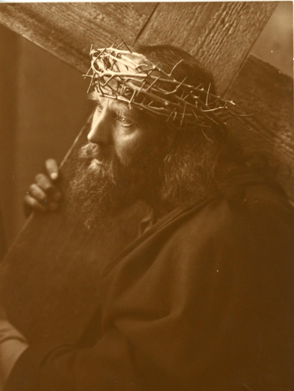 Christus (Anton Lang) mit Dornenkrone und Kreuz. Fotografie von H. Traut.