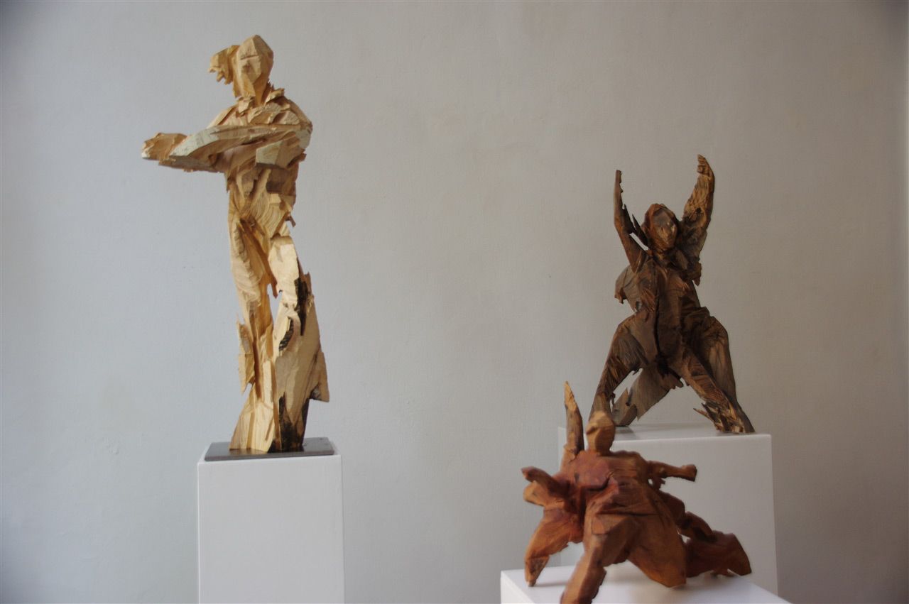 Mehrere geschitze Figuren in Ausstellungsraum, von Elsa Nietmann