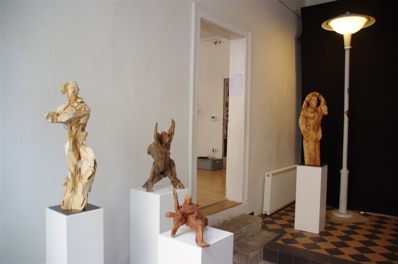 Mehrere geschitze Figuren in Ausstellungsraum, von Elsa Nietmann