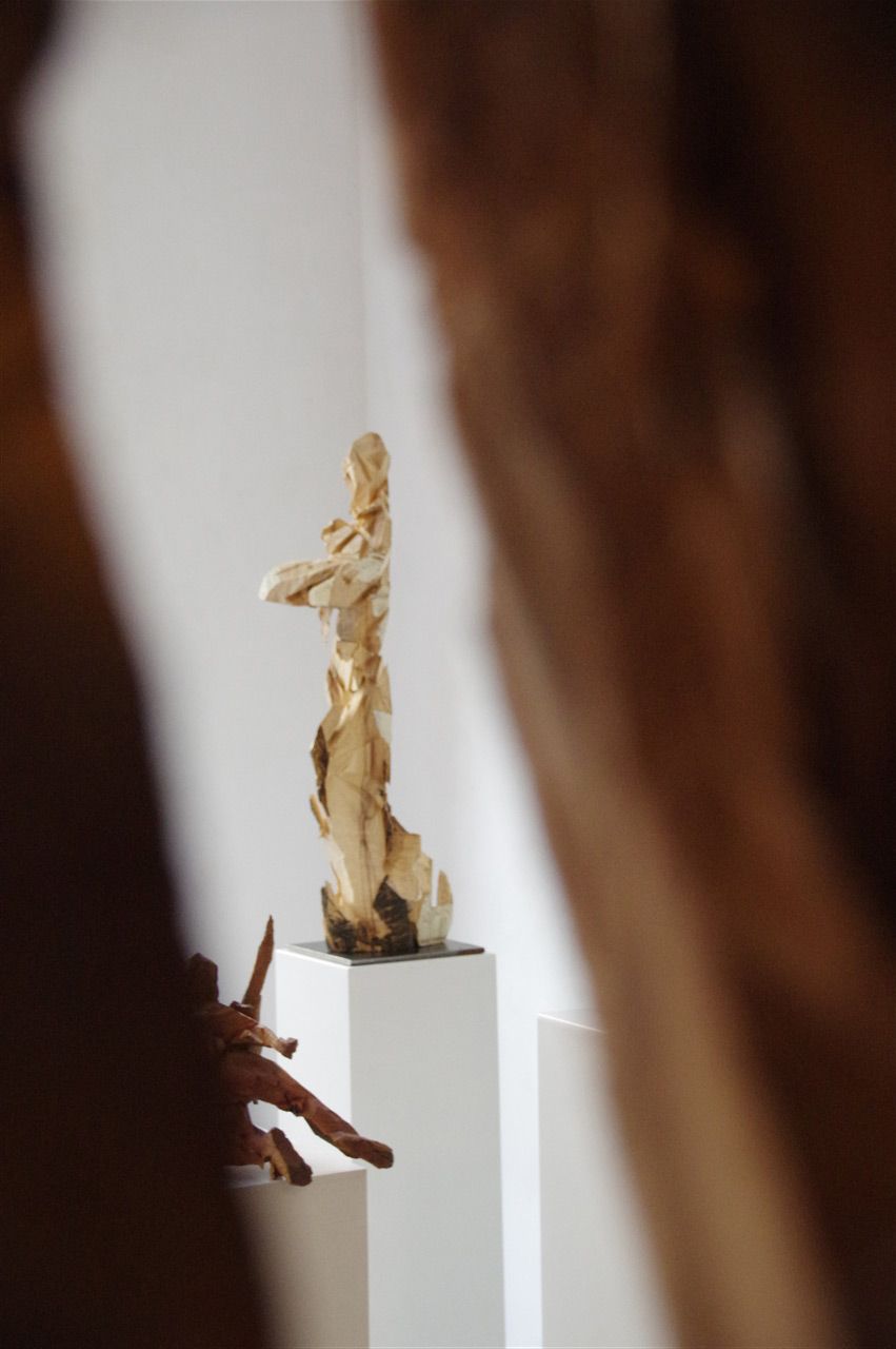 Ausstellungsimpression mit geschitzten Skulpturen von Elsa Nietmann