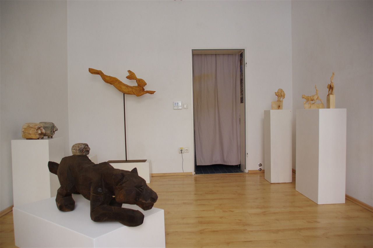 Geschnitzte Tiere von Elsa Nietmann in Galerieraum