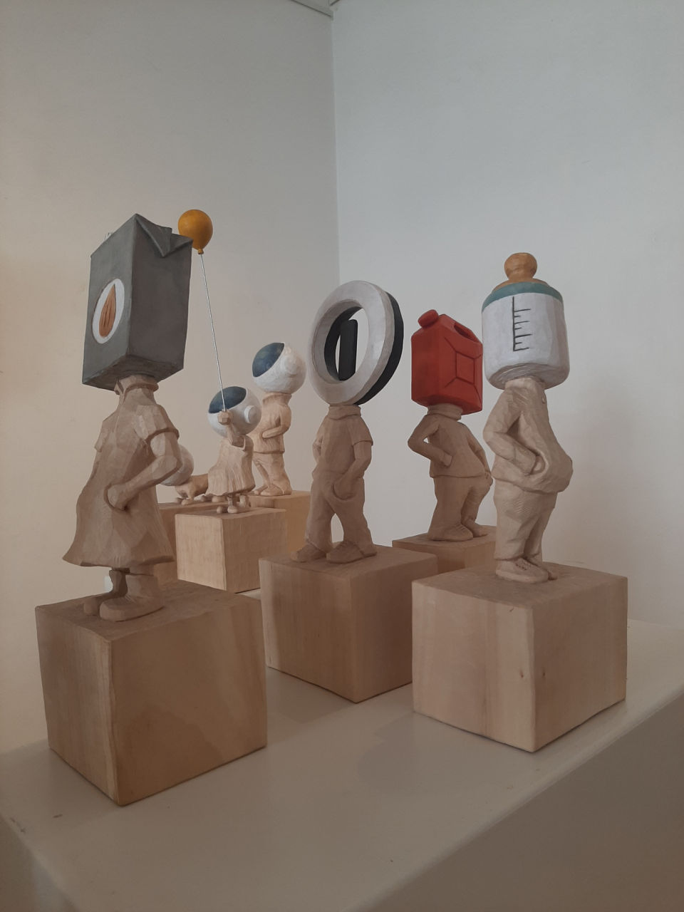Nerdheads, Skulpturenserie aus Lindenholz, geschnitzt, teilweise farbig gefasst, gewachst