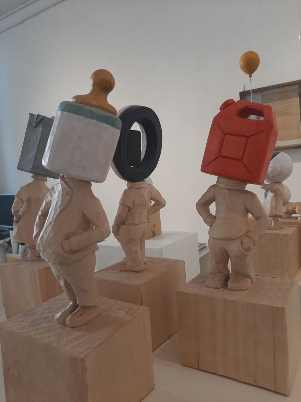 Nerdheads, Skulpturenserie aus Lindenholz, geschnitzt, teilweise farbig gefasst, gewachst