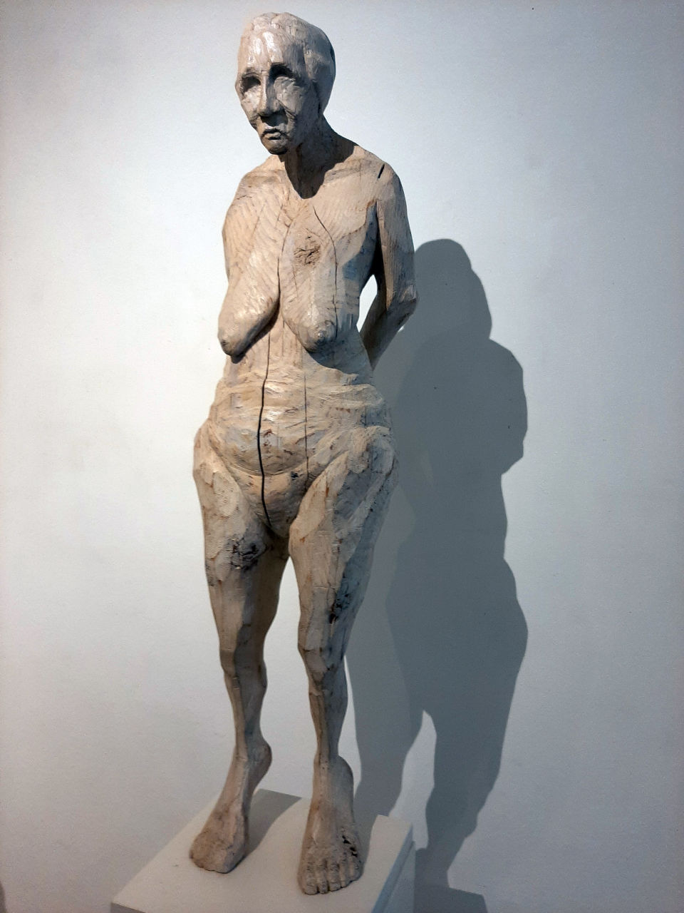 Holzskulptur einer alten Frau Lärchenholz, gesägt, geschnitzt, weiß gefasst, gewachst,