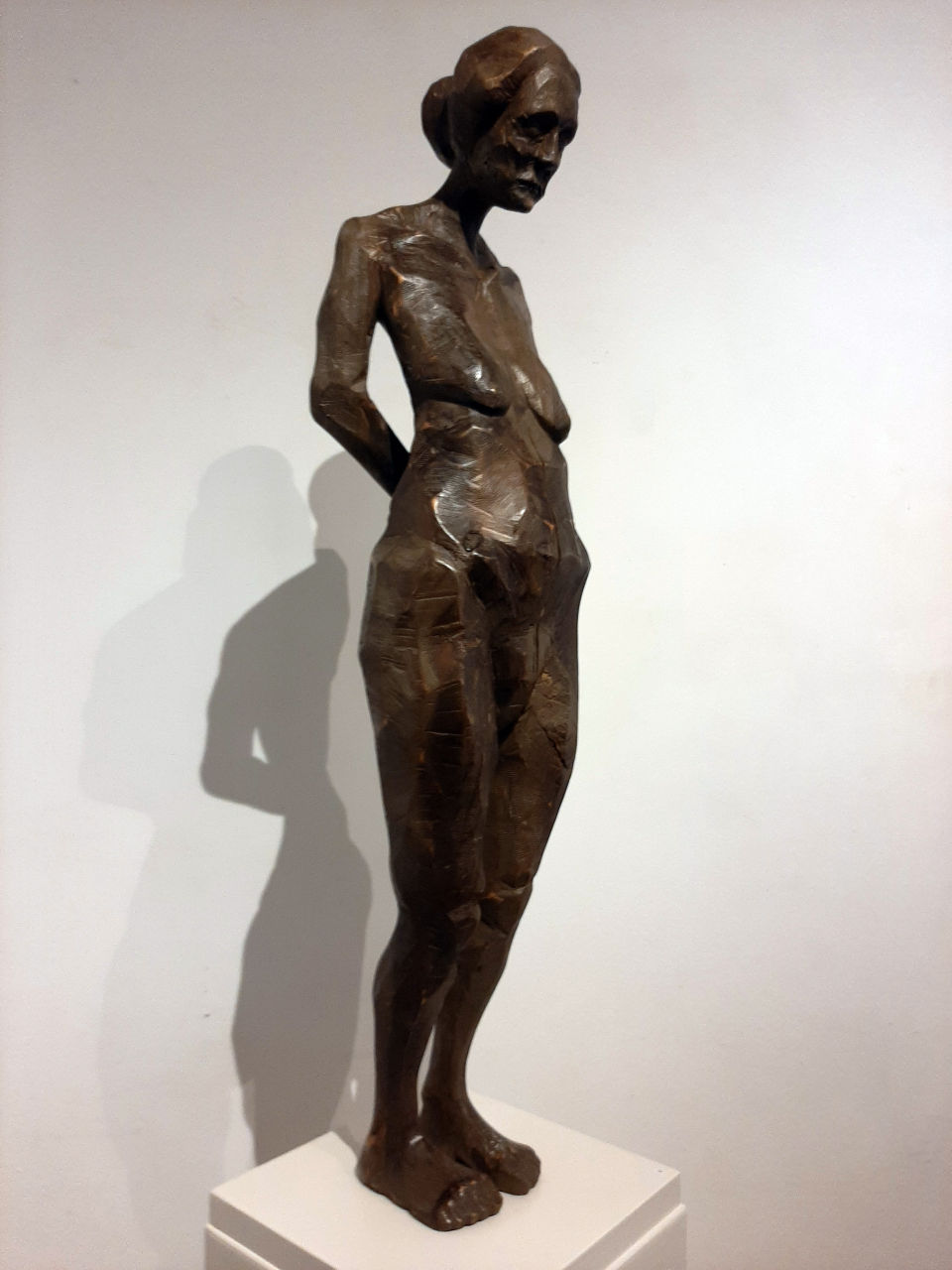 Holzskulptur einer alten Frau. Zedernholz, gesägt, geschnitzt, Oberfläche mit Essig & Stahlwolle behandelt