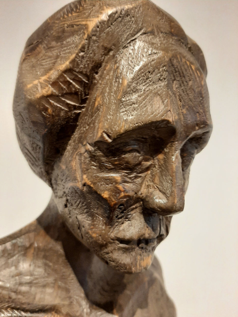 Gesicht einer alten Frau. Zedernholz, gesägt, geschnitzt, Oberfläche mit Essig & Stahlwolle behandelt