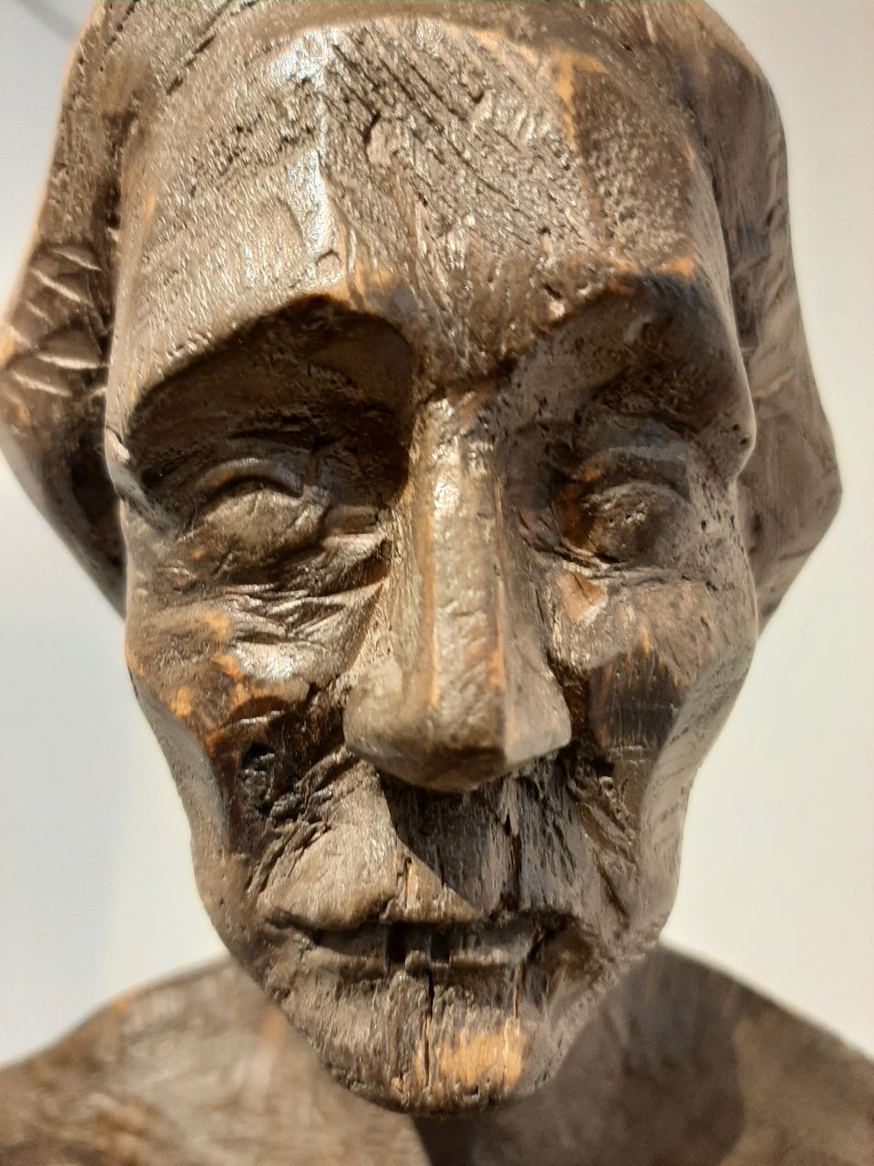 Gesicht einer alten Frau, Zedernholz, gesägt, geschnitzt, Oberfläche mit Essig & Stahlwolle behandelt
