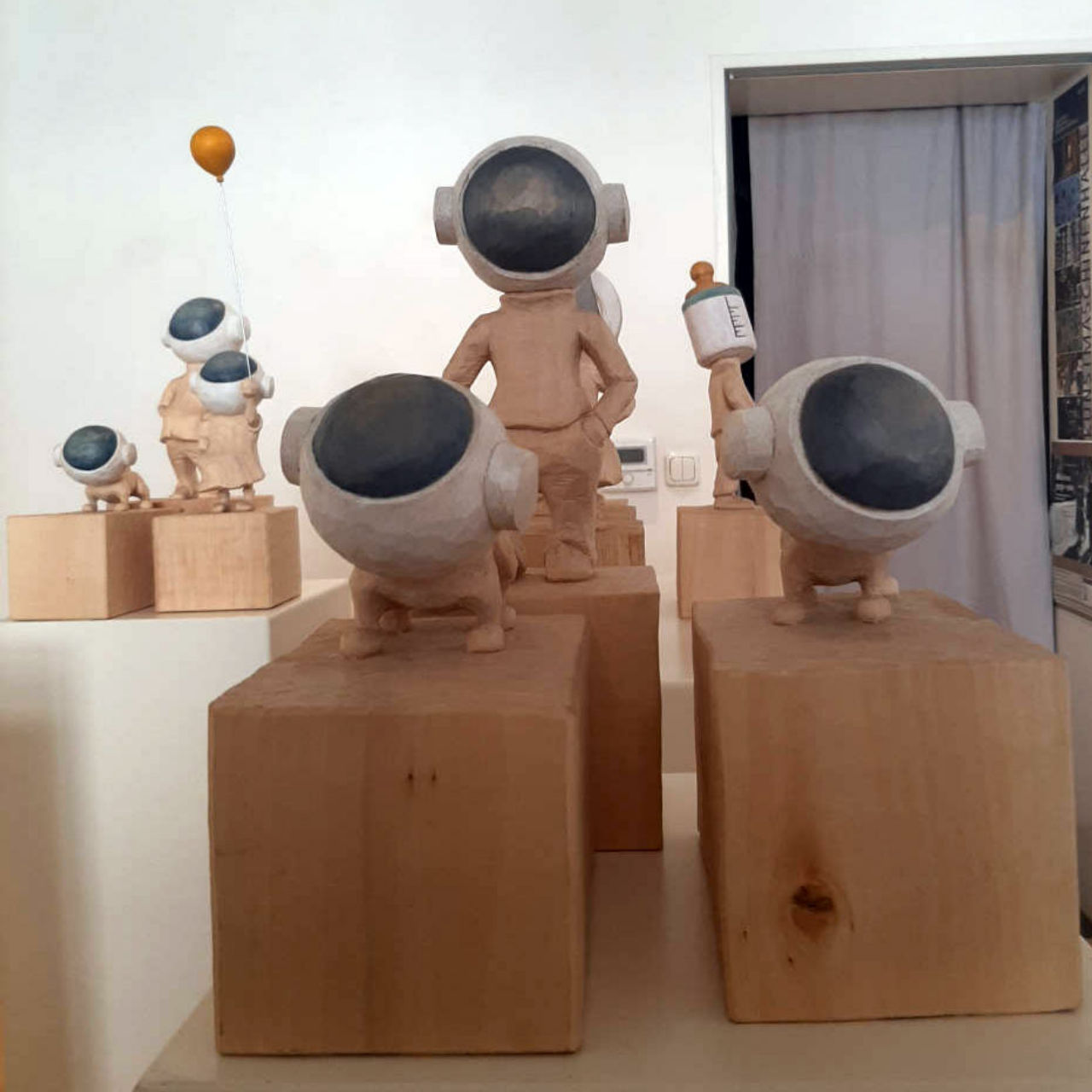 Skulpturenserie aus Lindenholz, geschnitzt, teilweise farbig gefasst, gewachst
