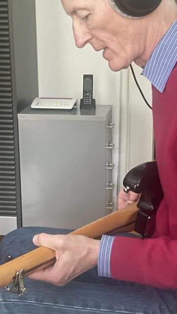 Jan Strzelczyk im Studio mit Gitarre