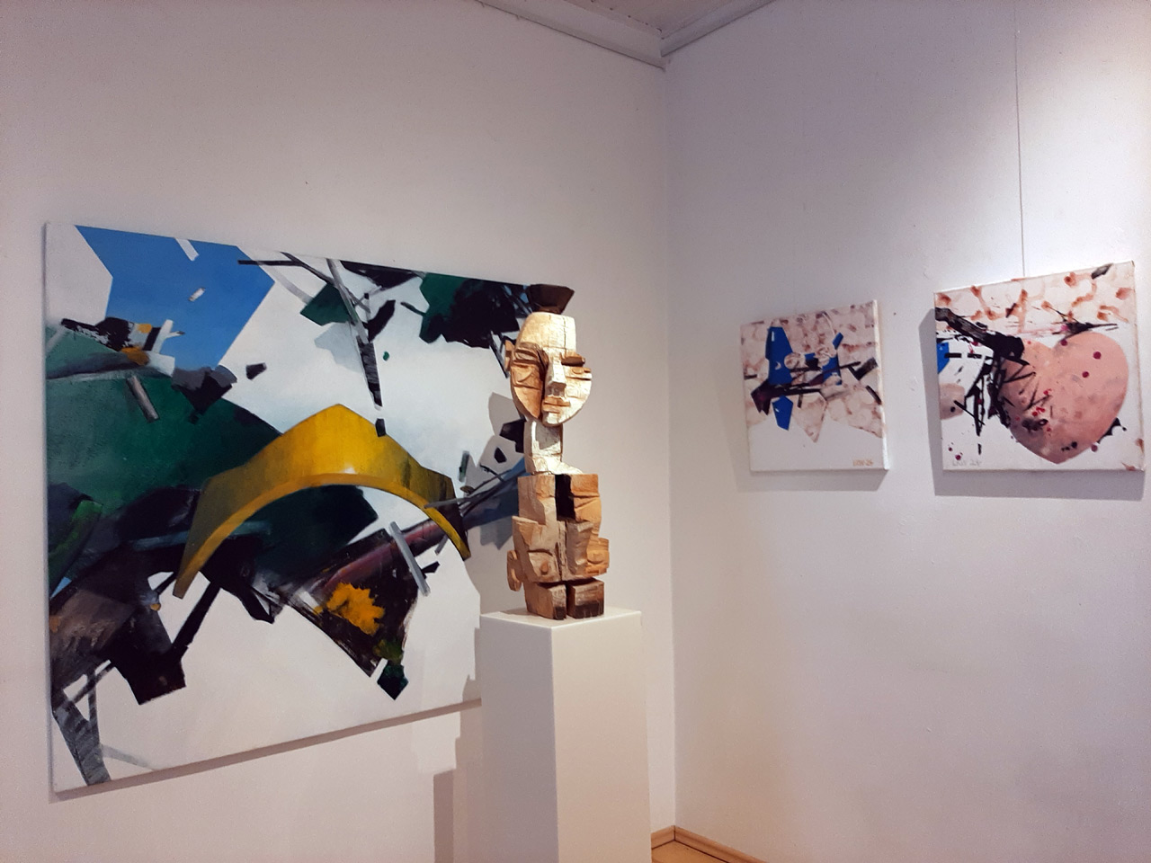 Holzskulptur von P. Kobierski und Bild von L. K. Wurm in der Ausstellung Form wird Emotion