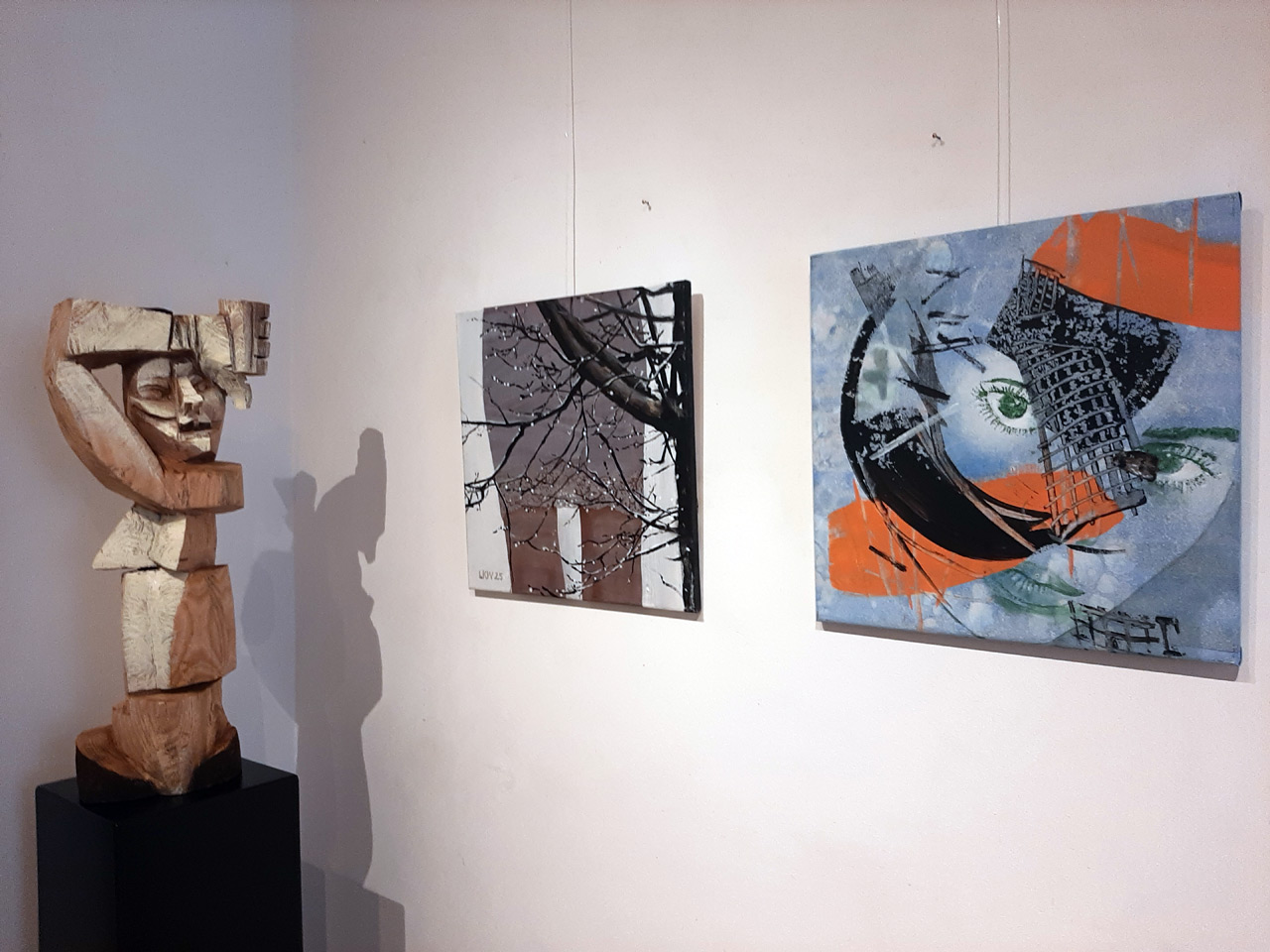 Holzskulptur von P. Kobierski und Bild von L. K. Wurm in der Ausstellung Form wird Emotion
