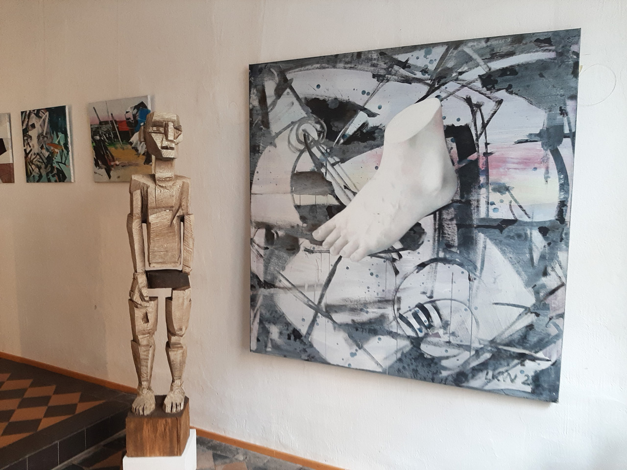 Holzskulptur von P. Kobierski und Bild von L. K. Wurm in der Ausstellung Form wird Emotion