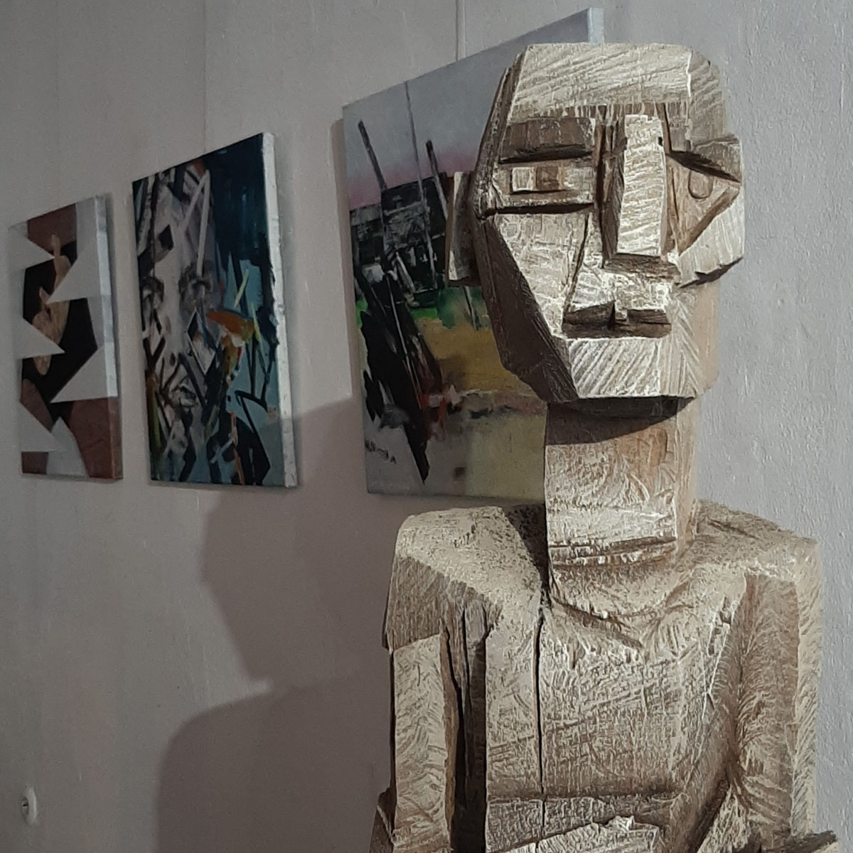 Holzskulptur von P. Kobierski und Bilder von L. K. Wurm in der Ausstellung Form wird Emotion