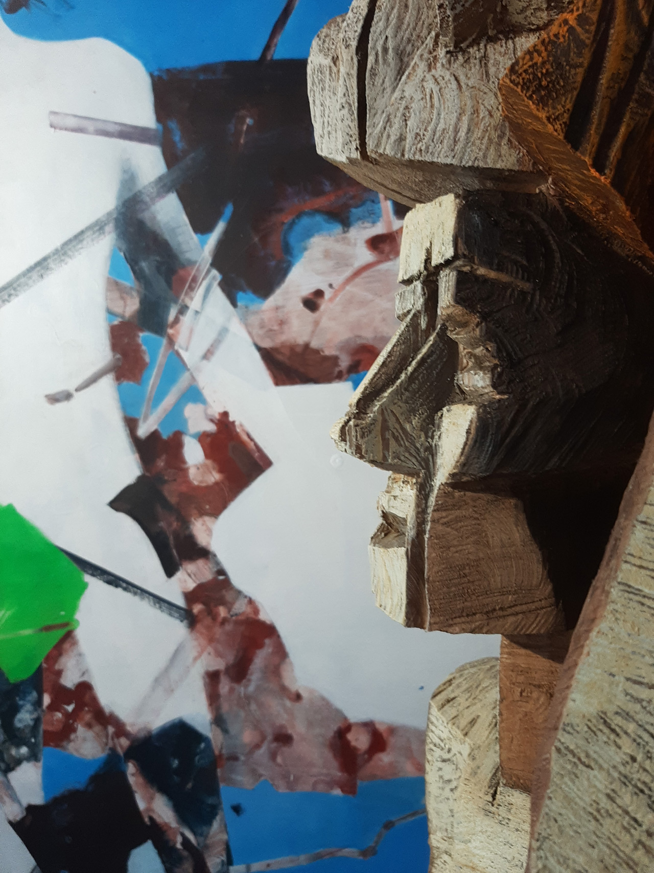 Holzskulptur von P. Kobierski und Bild von L. K. Wurm in der Ausstellung Form wird Emotion