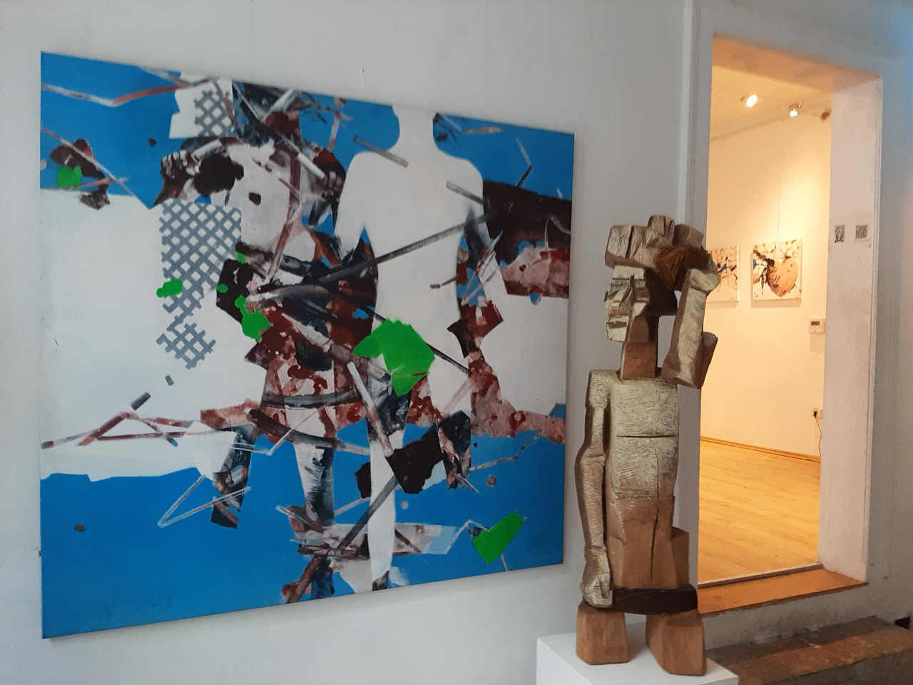 Holzskulptur von P. Kobierski und Bild von L. K. Wurm in der Ausstellung Form wird Emotion