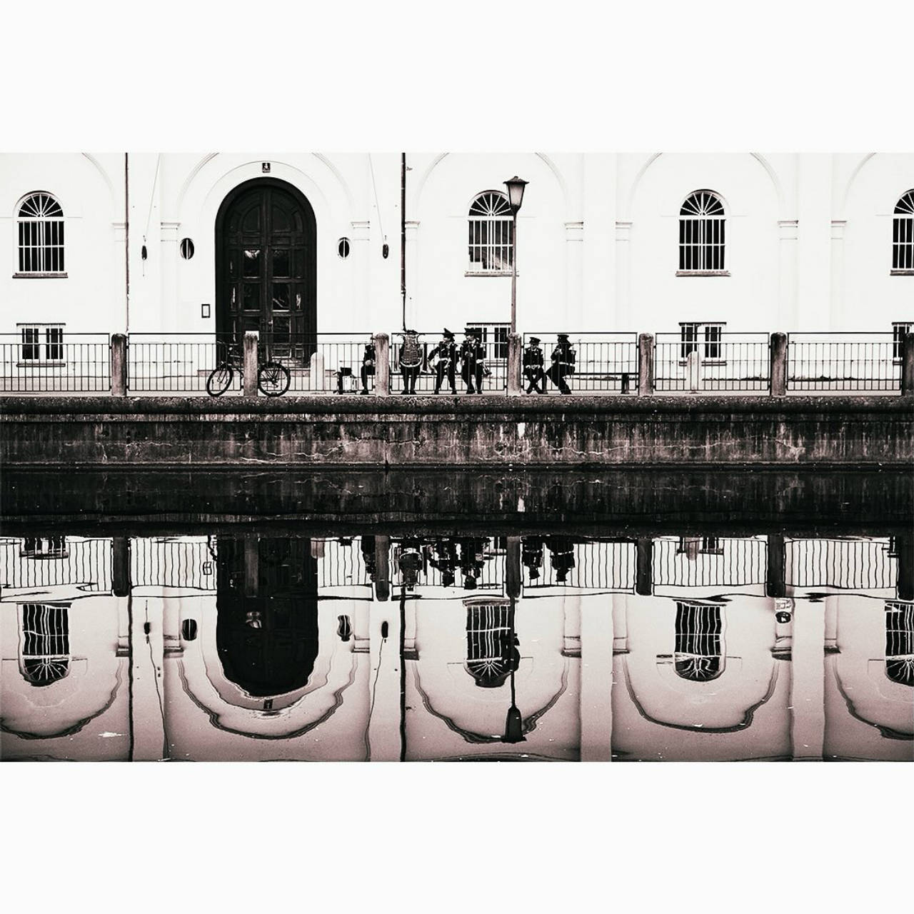 Praterinsel, von Ele Kittl mit Teilnehmern des Trachtenumzugs