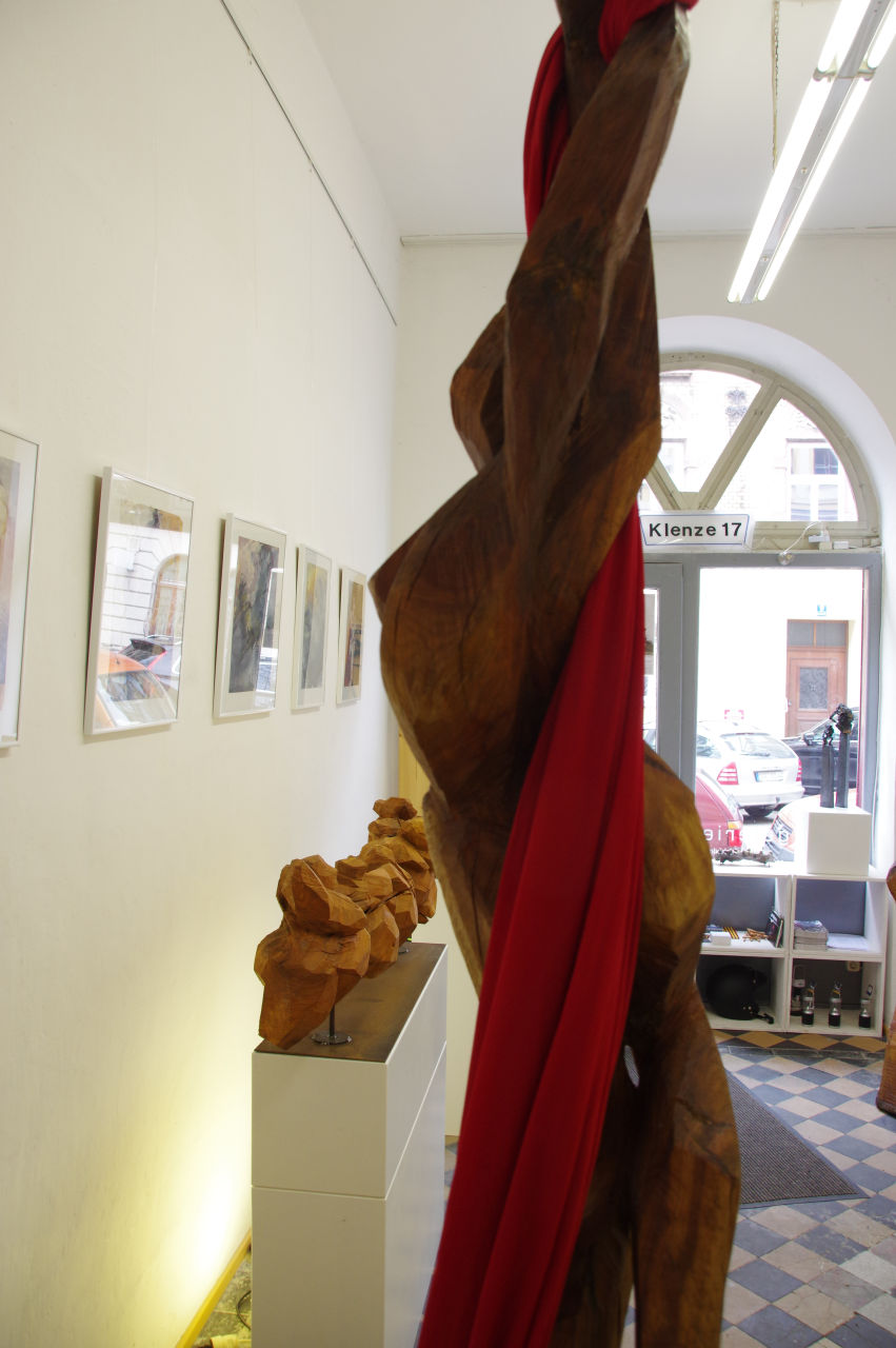 Marilla, Holzskulptur von Elsa Nietmann